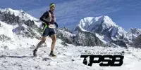 Coureur participant au Trail du Petit Saint-Bernard dans un paysage de haute montagne enneigé