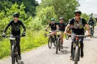 Groupe de cyclistes de VTT sur un chemin forestier, ambiance sportive et nature.