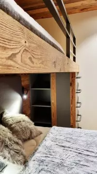 Chambre dortoir avec lit superposé en bois et rangements