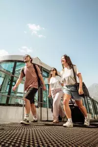 Voyageurs arrivant en funiculaire dans la station des Arcs.