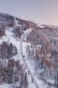 Funiculaire des Arcs traversant une forêt enneigée entre Bourg-Saint-Maurice et Arc 1600.