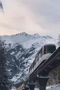 Funiculaire des Arcs au-dessus d’une vallée enneigée.