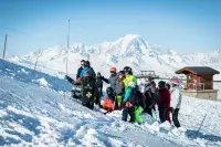 Groupe d’enfants participant à un atelier sécurité en montagne.