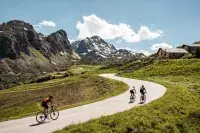 Cyclistes sur une route de montagne au cœur des Alpes.