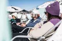 Vacanciers se relaxant sur des transats au soleil en station