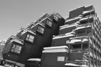 Résidence de montagne à l’architecture contemporaine couverte de neige.