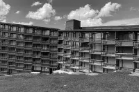 Ensemble résidentiel de montagne avec balcons donnant sur les paysages alpins.
