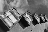 Détails architecturaux d’un bâtiment des Arcs avec ses balcons et volumes géométriques en noir et blanc.