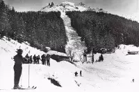 Archive montrant des skieurs sur les pistes en 1962.
