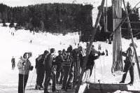 Skieurs attendant au départ d’un ancien téléski.