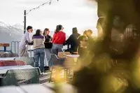 Groupe d’amis profitant d’une terrasse ensoleillée en station.