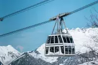 Téléphérique Vanoise Express au-dessus d’un paysage enneigé.