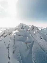 Vue aérienne du sommet de l’Aiguille Rouge recouvert de neige dans les Alpes.