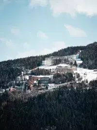 Vue sur Arc 1600 et son domaine skiable enneigé en hiver.