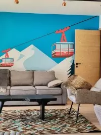 Salon de chalet avec fresque murale représentant la montagne