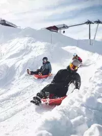 Descente en luge sur piste aménagée à Arc 2000.