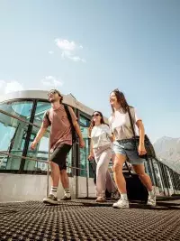 Voyageurs arrivant en funiculaire dans la station des Arcs.