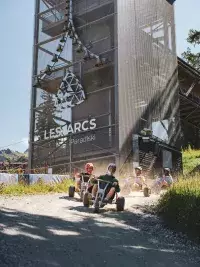 Descente en mountain kart près de la tour des Arcs en été.