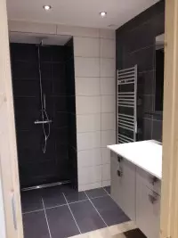 Douche à l'italienne avec carrelage noir et blanc