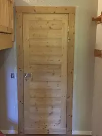 Porte palière en bois clair