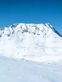 Vue enneigée du Col de la Chal sous un ciel bleu aux Arcs.