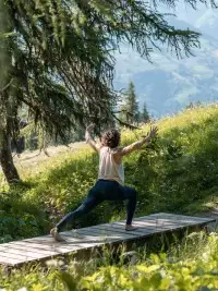 Séance de yoga en pleine nature aux Arcs.