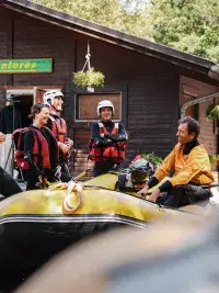 Groupe équipé de combinaisons et casques recevant les consignes avant une descente en rafting à Arc Aventures
