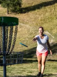 Partie de disc-golf en pleine nature aux Arcs.