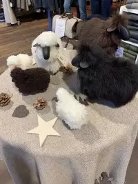 Objets décoratifs en laine représentant des moutons, présentés dans la boutique de la Filature Arpin.