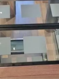 Plancher vitré avec motifs carrés dépolis