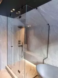Paroi de douche en verre dans une salle de bains