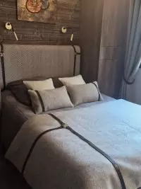 Chambre de chalet avec lit double et murs en bois