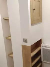 Colonne de rangement blanche avec casiers en bois