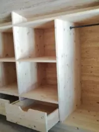 Grand meuble de rangement en bois clair avec penderie