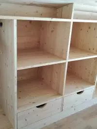 Dressing ouvert en bois clair avec tiroirs et penderie