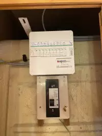 Tableau électrique installé sur un mur