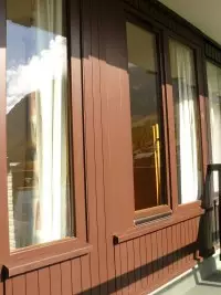 Menuiseries extérieures en bois sur une façade de chalet