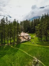 Le Palais de la Mine au cœur des paysages alpins.
