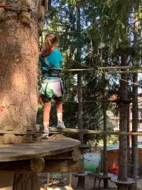 Enfant sur un parcours aventure dans les arbres à Bourg Saint Maurice.