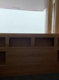 Meuble bas en bois avec niches sous une fenêtre