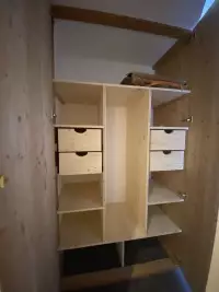 Dressing ouvert en bois avec tiroirs et penderies