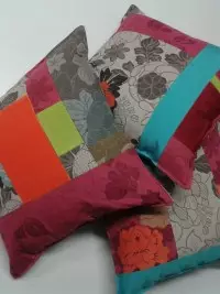 Coussins décoratifs multicolores en tissus assemblés