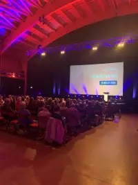 Réunion publique du 15 juillet 2026 aux Arcs devant un public réuni dans une salle de spectacle.