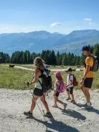 Famille en randonnée sur les sentiers de montagne aux Arcs en été
