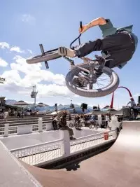 Rider réalisant une figure en BMX sur les modules du Ride Park La Folie Douce aux Arcs