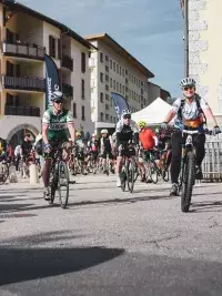 Plusieurs cyclistes quittent le centre-ville pour une sortie sportive.