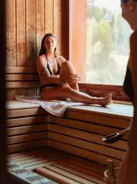 Femme profitant du sauna du centre aqualudique d’Arc 1800