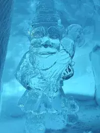 IJssculptuur van een figuur in een blauw verlichte iglo in Les Arcs