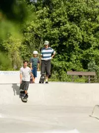 Skateurs dans le skatepark de Bourg Saint Maurice en été