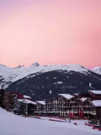 Front de neige de la Vagère à Arc 1800 au lever du soleil, face aux montagnes enneigées.